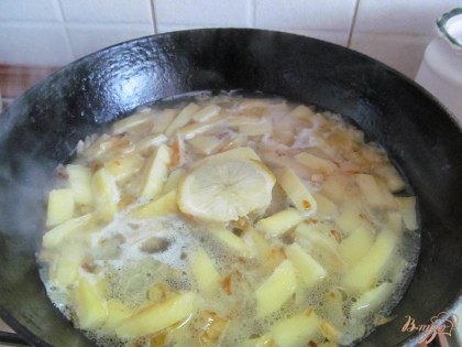 Влить овощной бульон или воду и добавить кружок лимона. Накрыть крышкой и варить минут 15.