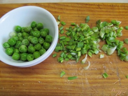 Нарезать мелко зеленый лук, подготовить горошек.