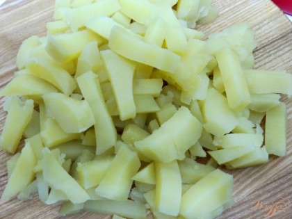 Картофель отвариваем заранее, охлаждаем, чистим и нарезаем брусочками.