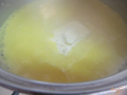 Когда крем загустеет, добавить сливочное масло и убрать в холод.