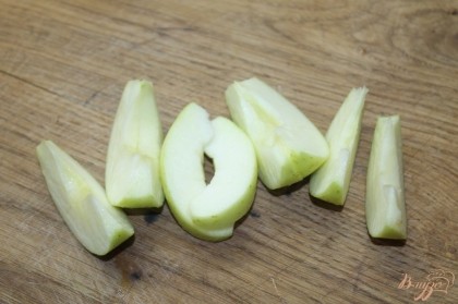 Яблоко очистить и нарезать на дольки.