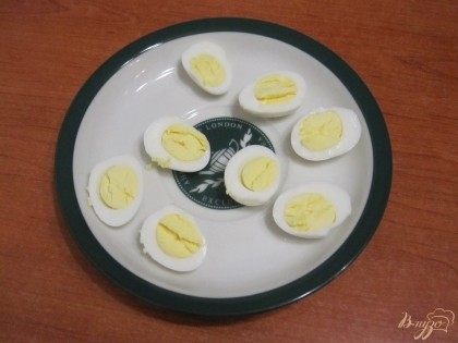 Перепелиные яйца отварить 5 минут, остудить, очистить и разрезать вдоль пополам.