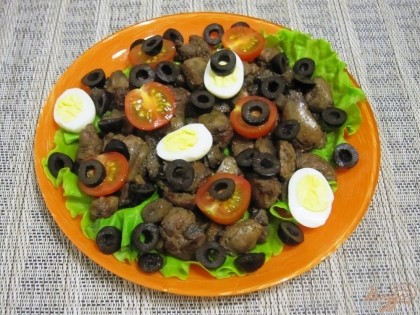 Готово! Украсить салат помидорками, яйцами и маслинами, нарезанными колечками. Приятного аппетита!