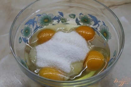 Яйца соединить с сахаром и ванилью, взбить венчиком.