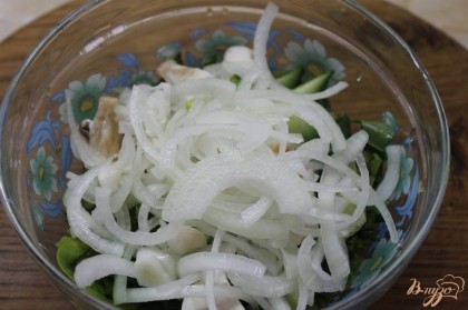К салату добавить лук маринованный огурцы крупно нарезанные и шампиньоны.