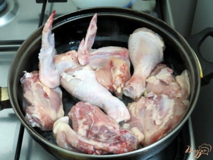 Куриное мясо очищаем от колодочек, моем, вытираем бумажным полотенцем и обжариваем на смеси растительного и сливочного  масел.