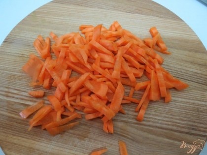 Морковь мелко нарезаем. Лук и морковь отправляем к картофелю в бульон