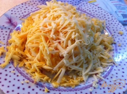 Трем сыр на терке.