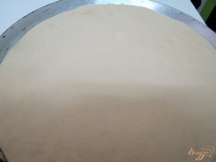 Форму для выпекания смазываем маслом. Тесто делим на 3 части. Раскатываем круг, который по размеру равен размеру формы для выпечки. Выкладывайте тесто на форму.