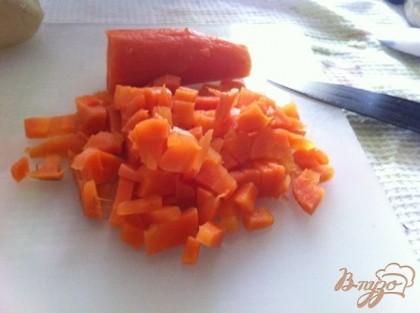 Мелким кубиком нарезаем морковь.