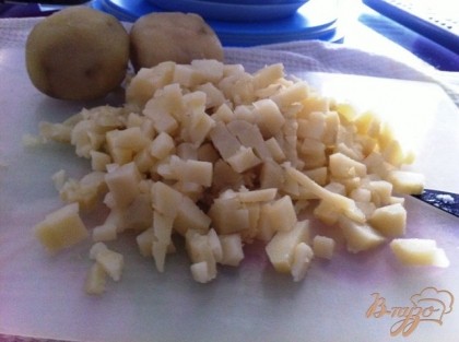 Затем мелим кубиком нарезаем картофель.