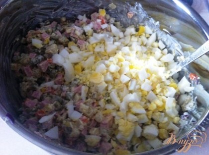 В конце добавляем порезанные яйца и остальной майонез. Перчим по вкусу.