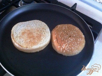 Подогреваем булочки для гумбургера с двух сторон на сковороде без масла.