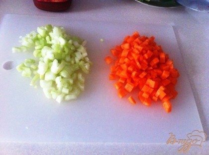 Нарезем морковь и сельдерей кубиком. Средним кубиком нарезаем картофель.