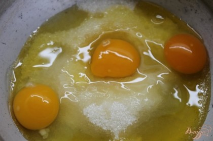 В глубоком металлическом сотейнике соединить яйца с стаканом сахара и медом.