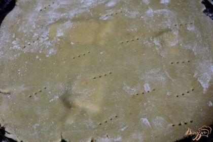 Раскатать тесто и наколоть его вилкой отправить выпекать. Противень смазать сливочным маслом.