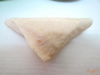 В результате получится треугольный пирожок, он закрыт тестом со всех сторон.