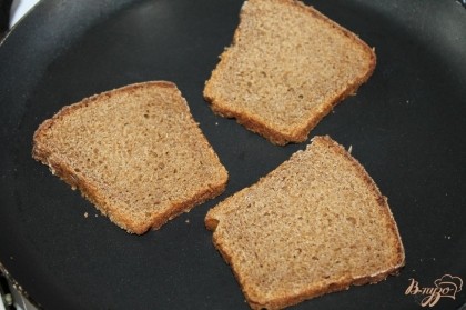 Хлеб подсушить на сухой сковороде.