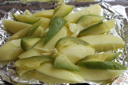 На противень с фольгой смазанный растительным маслом уложить картофель и кабачок крупно нарезанный.