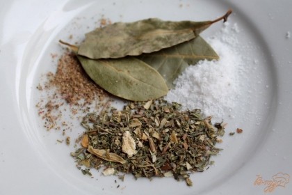 Для вкуса добавим в маринад пряные травы, перец, соль и лавровый лист.