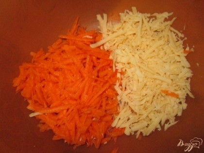 Морковь почистить, помыть. Морковь и сыр натереть на крупной терке