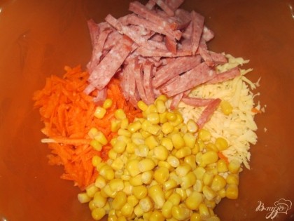 Колбасу нарезать соломкой. Соединить все в одной миске добавить кукурузу, чеснок и все хорошо перемешать.