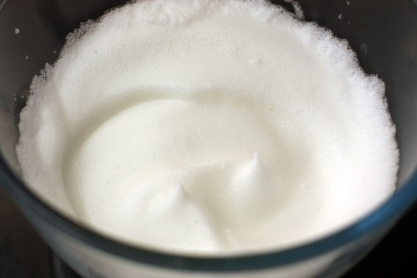 Взбейте белки с щепоткой соли до плотной пены.