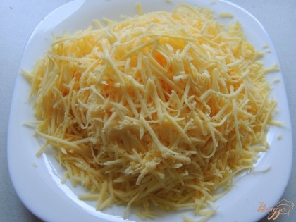 Сыр и чеснок натереть на мелкую тёрку.