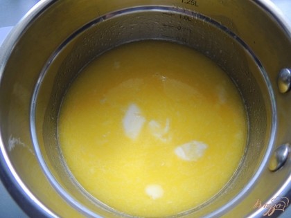 Нагреваем молоко с маргарином, добавляем сыворотку, яйца.