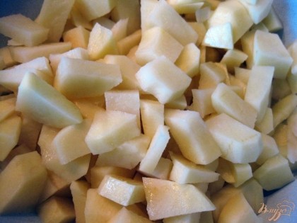 Картофель очистить и нарезать крупными кубиками.