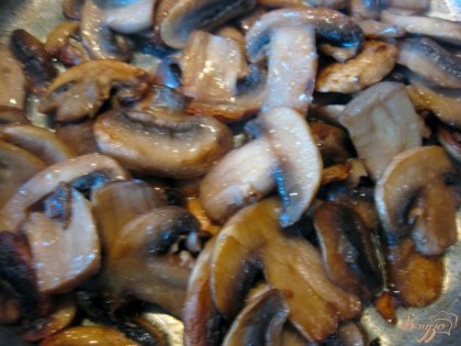 Шампиньоны нарезать ломтиками. На разогретой с растительным маслом сковороде обжарить грибы и мясо.