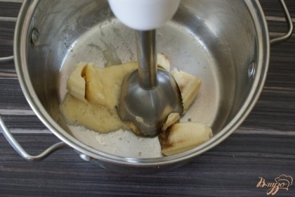 Сначала превращаем банан в пюре блендером или обычной вилкой.
