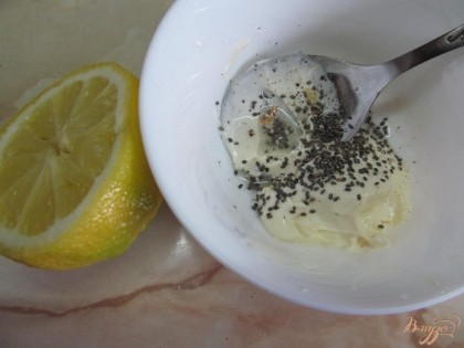 Готовим соус. Майонез, соль, перец, оливковое масло, сок лимона, яблочный уксус и семена чиа соединить и перемешать. Майонез можно заменить йогуртом с горчицей.