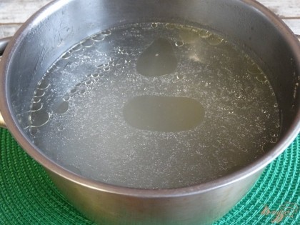 Варим куриный бульон. Для этого я использовала куриную спинку. Закладываем кусок курицы в кипящую воду, варим около получаса. Во время варки бульон следует посолить по вкусу.