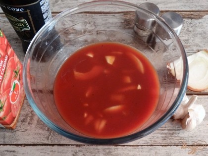 Для томатного маринада смешаем томатный сок, порезанный лук и чеснок, чуть-чуть уксуса, соевый соус, соль, перец.