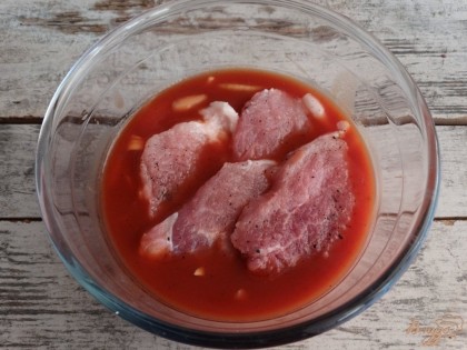 Опускаем заготовки для отбивных в томатно-соевый маринад. Оставляем миску с содержимым в холодильнике на 2 часа (можно подержать и больше, отбивные станут только мягче).