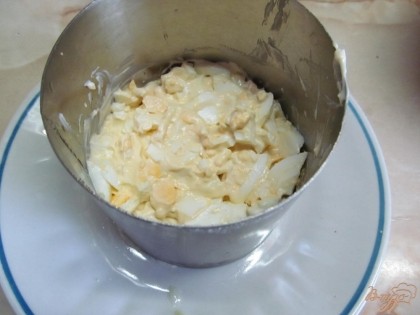 Третий слой - смесь яйца с палочками краба.