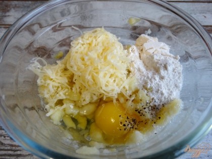 К картофельному пюре добавьте муку, яйцо, натертый твердый сыр, перец молотый.