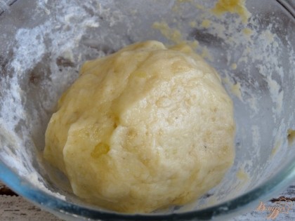 Перемешайте. В итоге вы получите картофельно-сырную массу, напоминающую тесто.