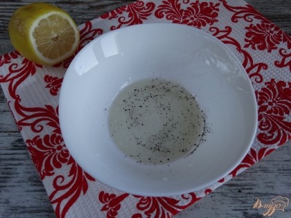 Приготовить заправку – смешать постное масло (лучше оливковое) с солью, перцем и лимонным соком. Заправить салат.