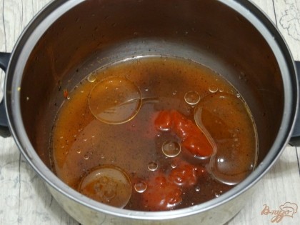 Сначала следует приготовить заливку. Налейте в кастрюлю необходимое количество воды, добавьте томатную пасту, соль, сахар, растительное масло, уксус, молотый перец.