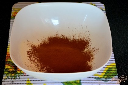 В чашке смешайте сухие ингредиенты: муку, какао-порошок, соль и разрыхлитель