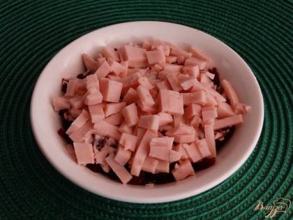 Ветчину или ветчинную колбасу режем кубиками, выкладываем очередным слоем. Смазываем майонезом.