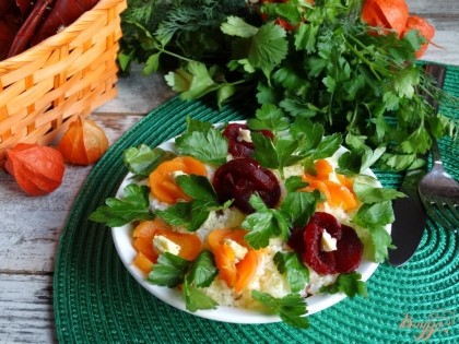 Готово! Дополняем салат листочками петрушки. Приятного аппетита!