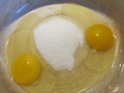 Отдельно взбиваем яйца с сахаром.