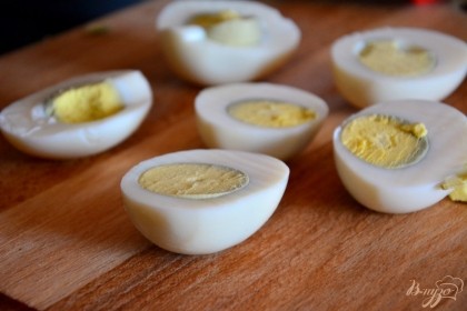 Извлечь желтки из яиц