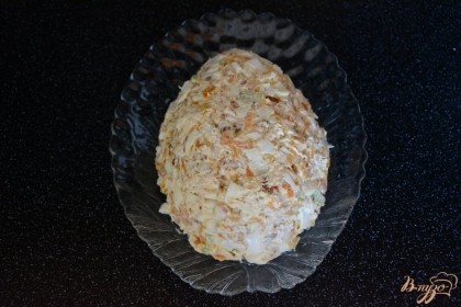 На плоское блюдо выложить салат, придать форму яйца