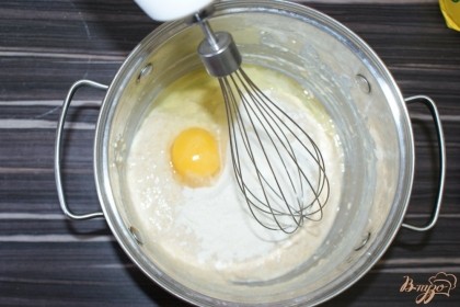 Добавляем яйцо, 1-2 столовые ложки пшеничной муки и пол чайной ложки разрыхлителя теста, перемешиваем или слегка взбиваем венчиком.