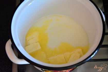 Начинаем готовить заварное тесто. В кастрюльку влить воду и молоко, всыпать соль и сахар. Поставить на огонь. Как только жидкость начнет нагреваться добавить 110 гр масла. Довести до кипения, активно помешивая венчиком