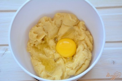 Как только тесто станет теплым нужно ввести по одному яйцу, каждый раз хорошо взбивая (миксером)